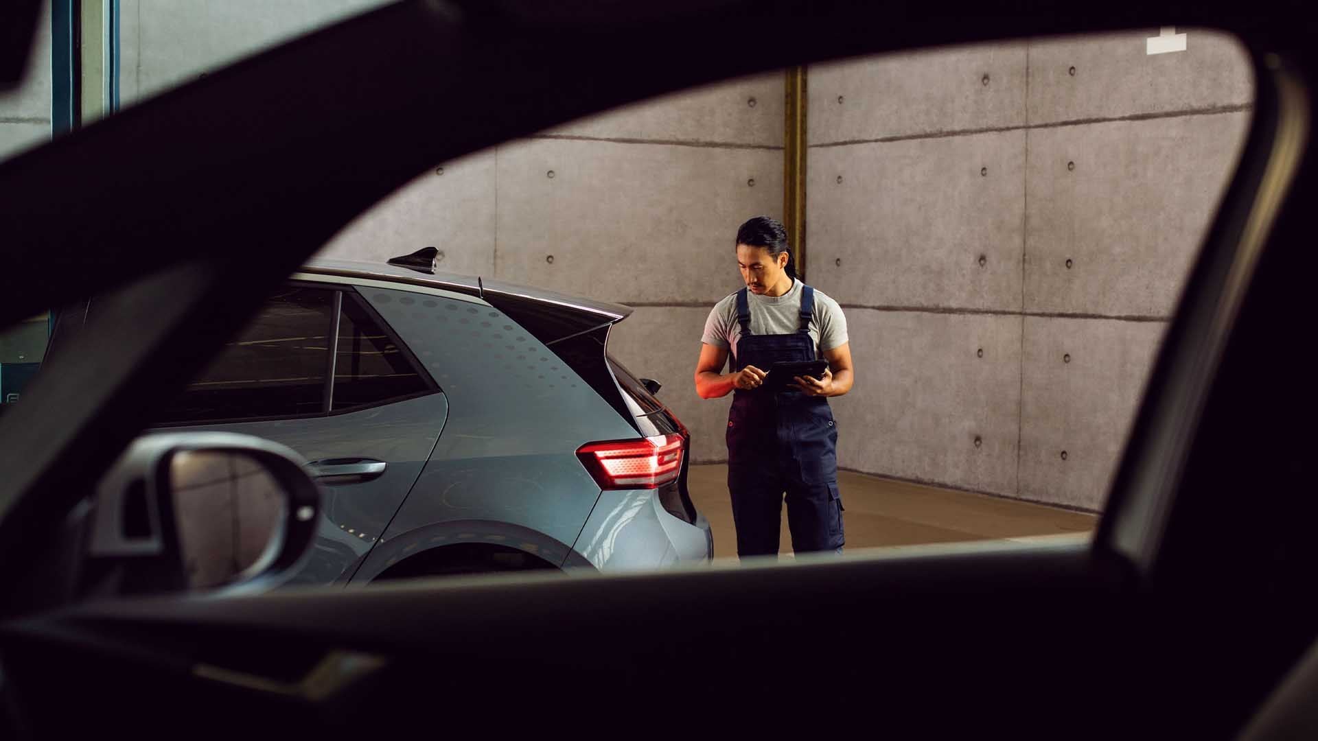 Un addetto di VW Service sta effettuando un controllo su un tablet.