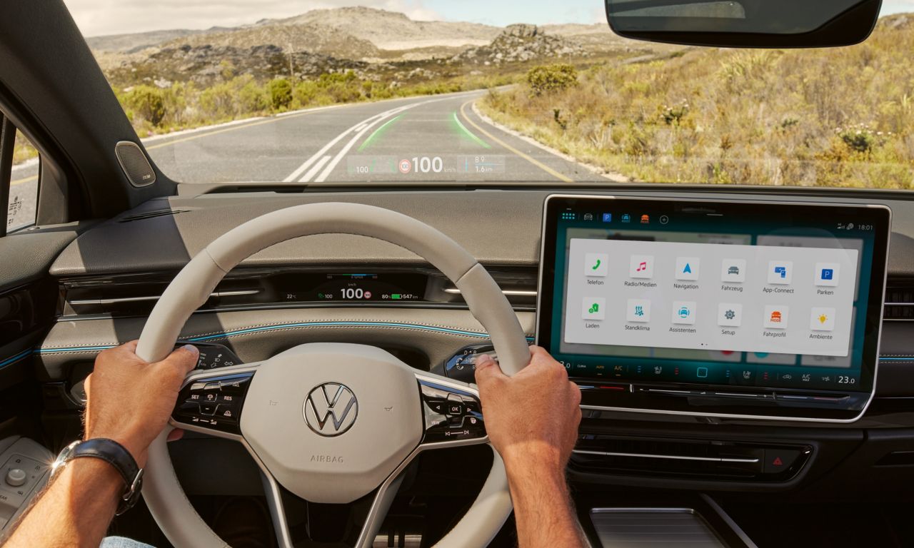Vista di una Volkswagen ID.7 con head-up-Display con realtà aumentata sul parabrezza dall'interno del veicolo.