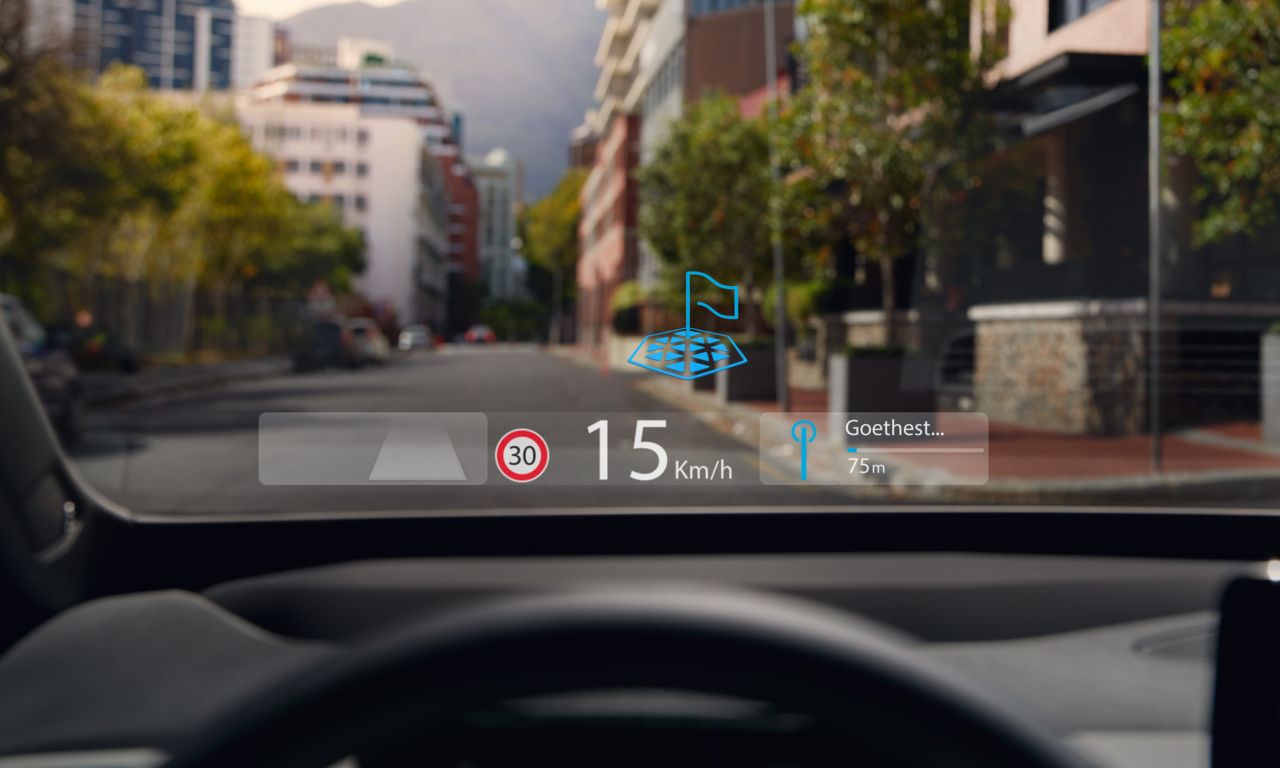 Vista di una Volkswagen ID con head-up-Display con realtà aumentata sul parabrezza dall'interno del veicolo