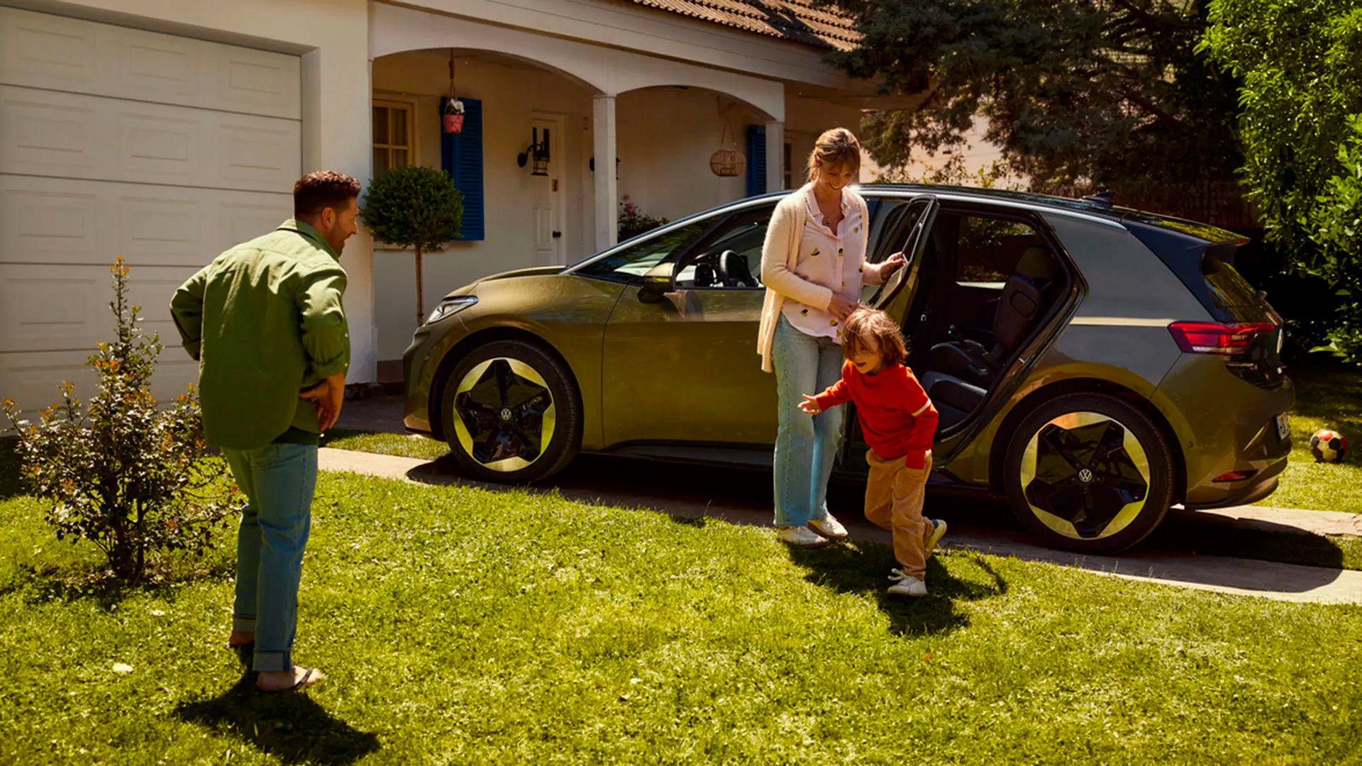 Una famiglia felice vicino a una vettura Volkswagen