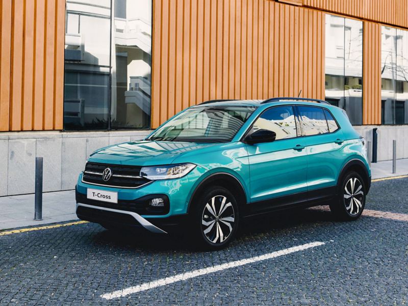 Volkswagen T-Cross vista di 3/4 parcheggiata in città