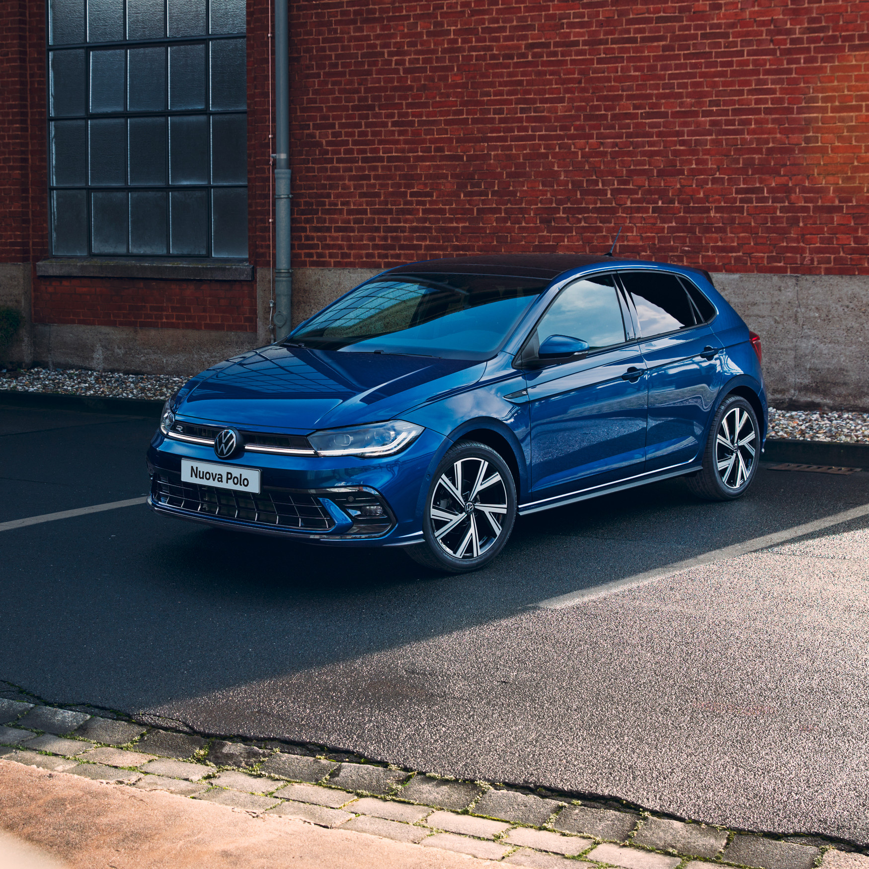 Nuova Polo blu parcheggiata