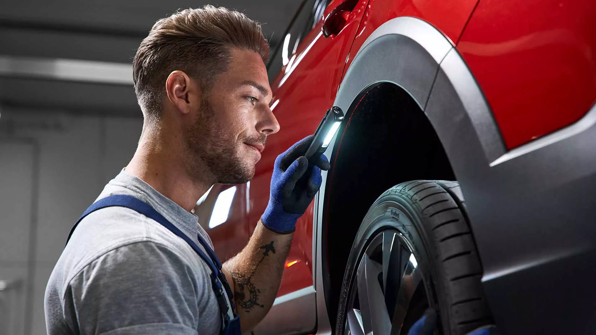 Dettaglio pneumatici di una vettura Volkswagen