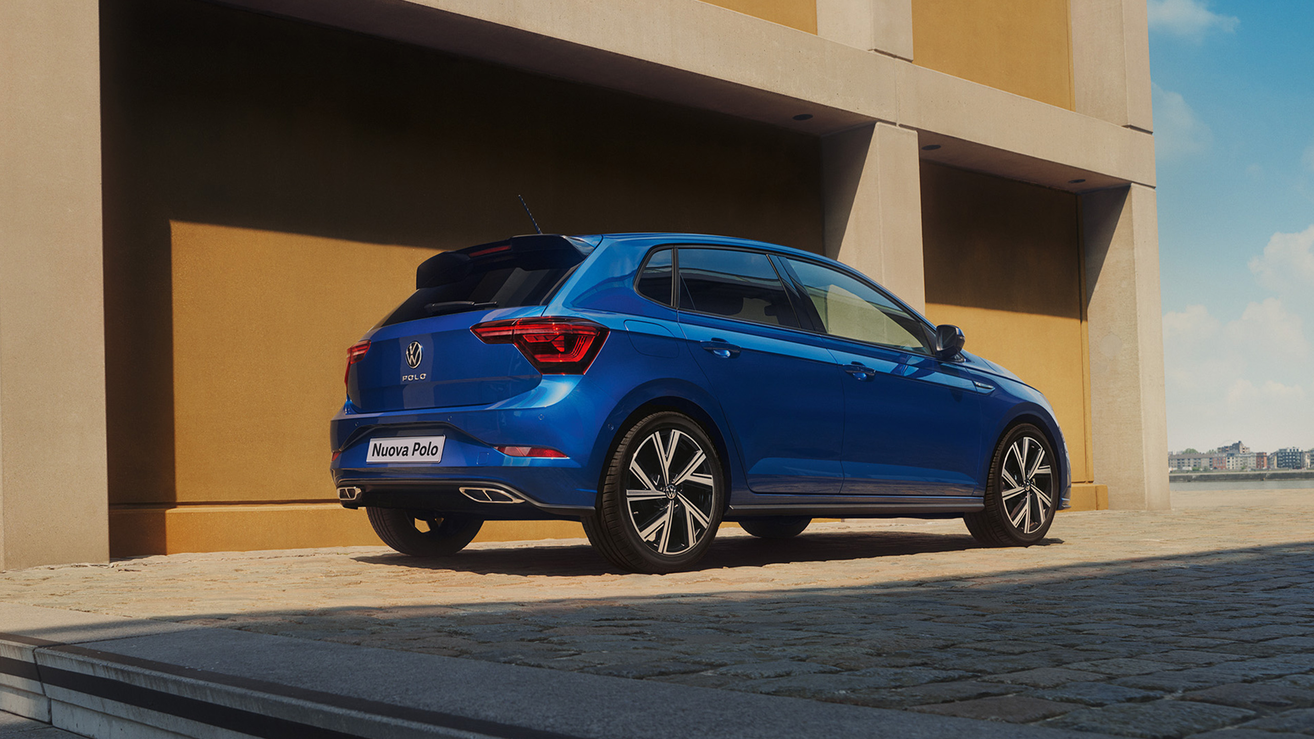 Nuova Polo blu parcheggiata