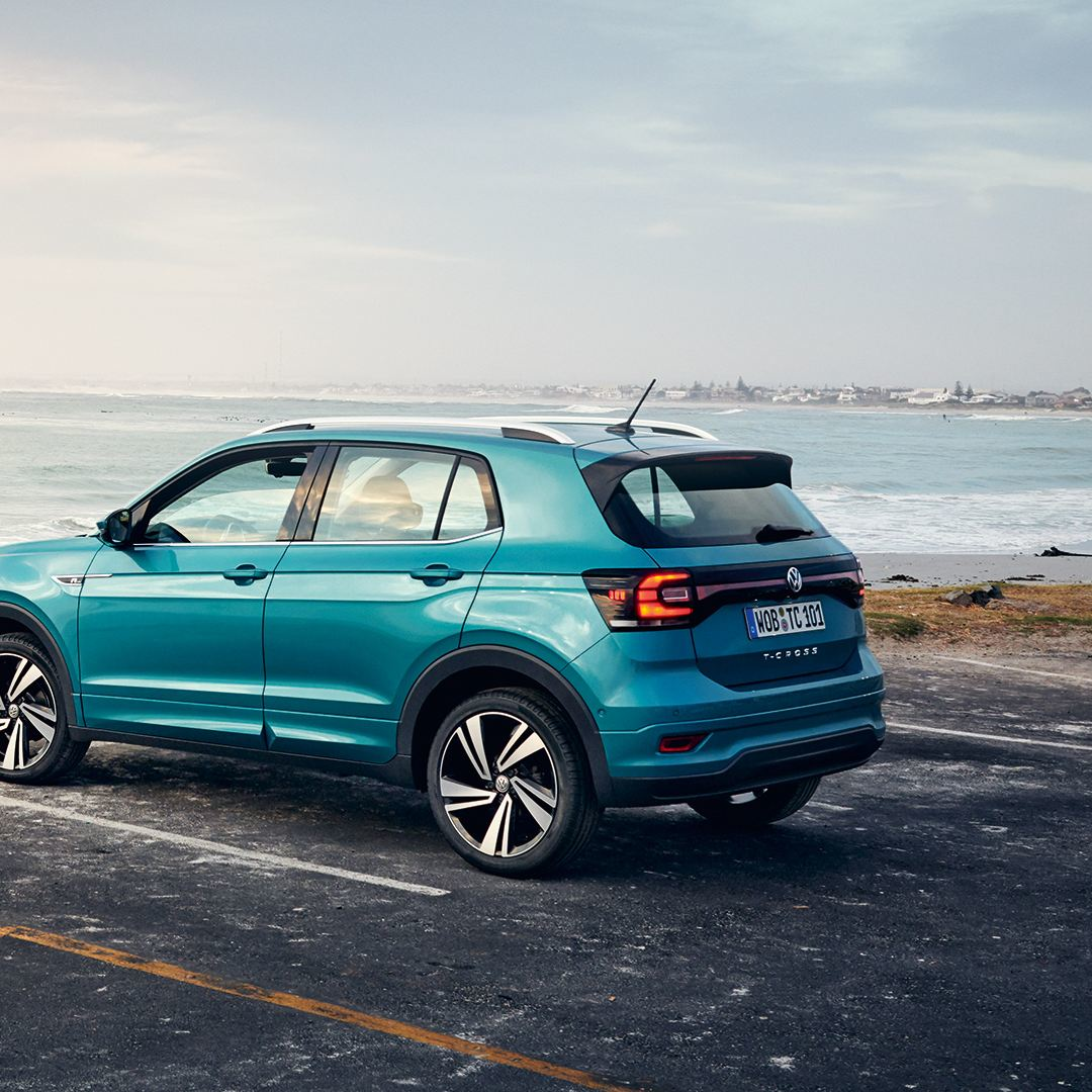 Modello T-Cross Volkswagen parcheggiato vicino al mare