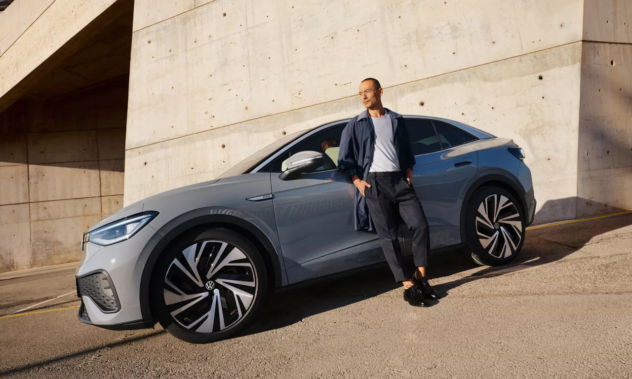 Volkswagen ID.5 grigia parcheggiata